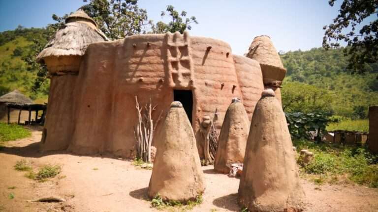 village-traditionnel-dans-la-region-de-kara-au-togo-1024×576-1